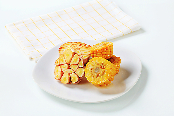 포토 JPG 해외이미지 접시 단면 실내 옥수수 요리 사람없음 흰배경 고소한맛 마늘구이 옥수수구이 해외202004 해외202105 해외포토 식기 백그라운드 곡류 내부 흰색 맛 구이 파일형식