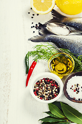 포토 JPG 해외이미지 그릇 식재료 고추 실내 어류 사람없음 숟가락 레몬 해산물 흰배경 소금 후추 나무그릇 월계수 해외202004 해외포토 식기 백그라운드 채소 과일 수저 내부 목재 수중동물 흰색 향신료 파일형식