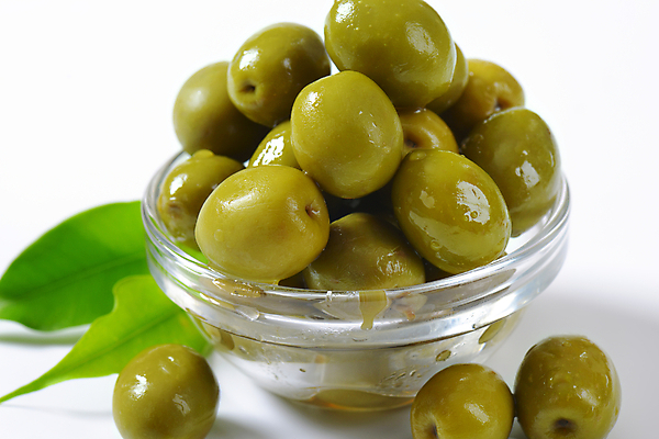 포토 JPG 해외이미지 스튜디오촬영 실내 근접촬영 사람없음 쌓기 흰배경 올리브 담기 유리그릇 올리브잎 올리브절임 해외202004 해외202105 해외포토 그릇 열매 뷰포인트 백그라운드 잎 모션 유리 내부 흰색 절임 파일형식