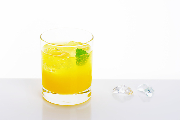 포토 JPG 해외이미지 스튜디오촬영 잔 실내 사람없음 얼음 레몬주스 민트 흰배경 해외202004 해외202105 해외포토 자연요소 식기 백그라운드 내부 흰색 과일주스 허브 파일형식