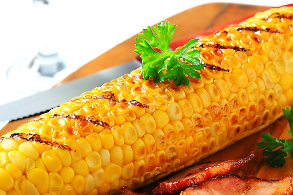 포토 JPG 해외이미지 실내 옥수수 요리 근접촬영 사람없음 아웃포커스 나이프 흰배경 베이컨 고소한맛 나무도마 옥수수구이 해외202004 해외202105 해외포토 식기 뷰포인트 백그라운드 곡류 도마 촬영기법 돼지고기 내부 목재 흰색 칼 맛 구이 파일형식