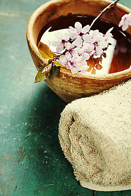 포토 JPG 해외이미지 실내 사람없음 물 수건 벚꽃 스파용품 아로마테라피 나무그릇 초록배경 해외202004 해외포토 자연요소 그릇 꽃 백그라운드 내부 목재 초록색 위생용품 스파 오브젝트 테라피 파일형식