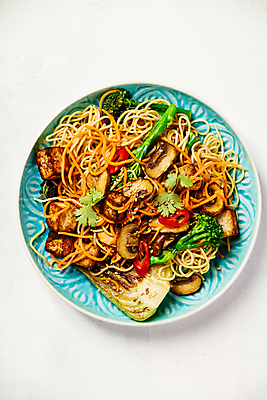 포토 JPG 해외이미지 그릇 고추 사람없음 하이앵글 버섯 당근 브로콜리 흰배경 두부 동양음식 해외202004 해외포토 식기 음식 뷰포인트 백그라운드 채소 뿌리채소 흰색 파일형식