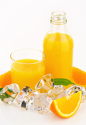 포토 JPG 해외이미지 스튜디오촬영 오렌지 유리병 잔 실내 사람없음 얼음 오렌지주스 흰배경 해외202004 해외202105 해외포토 자연요소 식기 백그라운드 과일 병_용기 내부 흰색 과일주스 파일형식
