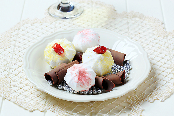 포토 JPG 해외이미지 접시 공 디저트 사탕 사람없음 쿠키 과자 케이크 대접 고명 달콤 은색 냅킨 머랭 해외202004 해외202105 머랭쿠키 해외포토 식기 음식 컬러 맛 파일형식