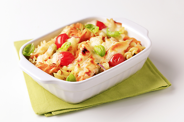 포토 JPG 해외이미지 스튜디오촬영 음식 토마토 치즈 파스타 요리 사람없음 인스턴트 바질 직사각형 그라탱 백자 삼색 캐서롤 해외202004 해외202105 해외포토 도형 채소 유제품 서양음식 실내 도자기 용기_그릇 파일형식