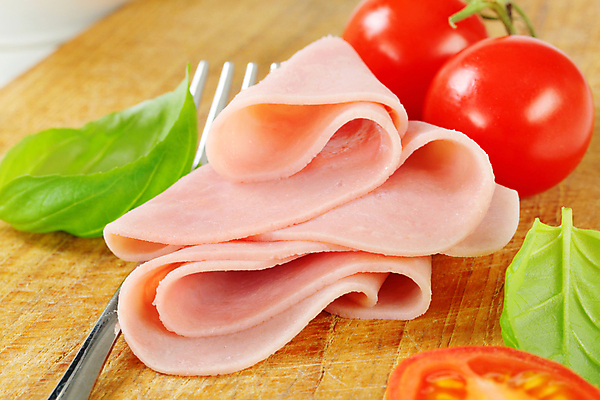 포토 JPG 해외이미지 음식 조각 포크 토마토 도마 육류 돼지고기 사람없음 신선 허브 햄 바질 훈제 얇은 짠맛 편육 해외202004 해외202105 해외포토 식물 식기 채소 식재료 주방용품 맛 파일형식 생활용품 컨셉 오브젝트