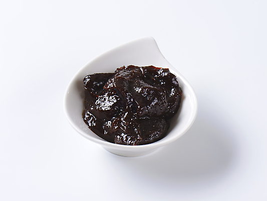 포토 JPG 해외이미지 스튜디오촬영 그릇 실내 사람없음 흰배경 자두 과일잼 해외202004 해외202105 해외포토 식기 백그라운드 과일 내부 흰색 잼 파일형식