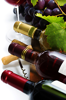 포토 JPG 해외이미지 와인잔 포도 근접촬영 사람없음 와인 흰배경 코르크 와인오프너 포도잎 카피스페이스 해외202004 해외포토 뷰포인트 백그라운드 잎 술잔 과일 주류 공백 흰색 병따개 파일형식