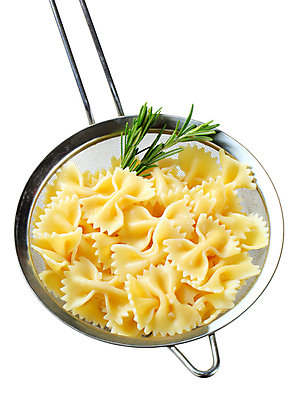 포토 JPG 해외이미지 음식 주방용품 파스타 요리 사람없음 금속 자르기 흰배경 머리위 로즈메리 삶기 파르팔레 해외202004 해외202105 해외포토 생활용품 백그라운드 모션 재질 서양음식 흰색 허브 파스타면 파일형식