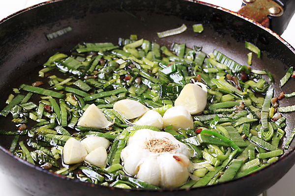 포토 JPG 해외이미지 음식 채소 반찬 마늘 요리 사람없음 신선 프라이팬 기름 묘사 부추 파 성분 반주 음식준비 개조 해외202004 해외202105 해외포토 주방용품 준비 파일형식