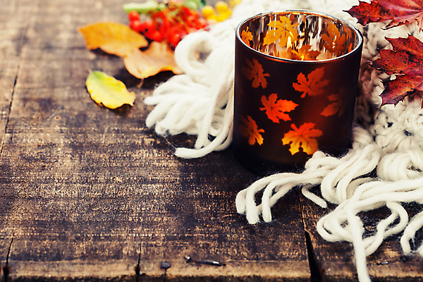 포토 JPG 해외이미지 낙엽 초 사람없음 가을 털실 나무탁자 카피스페이스 해외202004 해외포토 계절 잎 탁자 공백 실 파일형식