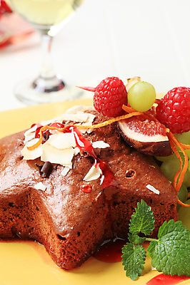 포토 JPG 해외이미지 접시 음식 오렌지 과일 포도 디저트 사람없음 갈색 노란색 케이크 초콜릿 대접 신선 달콤 맛 굽기 산딸기 시럽 무화과 해외202004 해외202105 스펀지케이크 해외포토 식기 컬러 컨셉 구이 파일형식