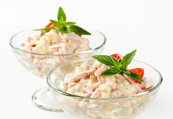 포토 JPG 해외이미지 스튜디오촬영 접시 음식 유리 반찬 감자 사람없음 샐러드 사발 아침식사 주사위 흰배경 햄 피클 슬라이스 서빙 마요네즈 반주 해외202004 해외202105 해외포토 식기 백그라운드 채소 재질 실내 육류 식사 흰색 사기그릇 소스_음식 절임 파일형식