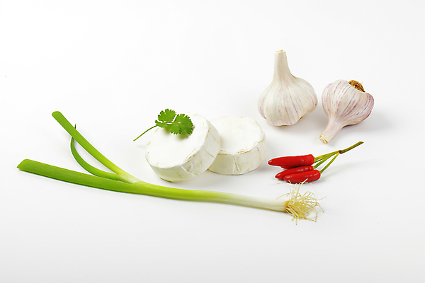 포토 JPG 해외이미지 음식 채소 치즈 유제품 마늘 사람없음 빨간색 껍질 흰색 원형 크림 흰배경 부드러움 파 곰팡이 해외202004 해외202105 해외포토 도형 컬러 백그라운드 감각 파일형식