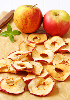 포토 JPG 해외이미지 잎 실내 사람없음 종이봉투 사과 흰배경 식칼 건과일 해외202004 해외202105 해외포토 식물 백그라운드 과일 주방용품 봉투 건조 내부 흰색 파일형식