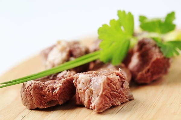 포토 JPG 해외이미지 실내 파슬리 사람없음 아웃포커스 소고기 흰배경 나무도마 해외202004 해외202105 해외포토 백그라운드 채소 도마 촬영기법 육류 내부 목재 흰색 파일형식