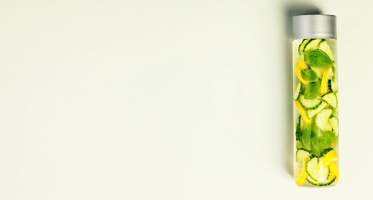 포토 JPG 해외이미지 음료 회색배경 오이 실내 사람없음 레몬 물병 바질 디톡스 해외202004 해외포토 백그라운드 채소 과일 건강 내부 회색 물통 파일형식
