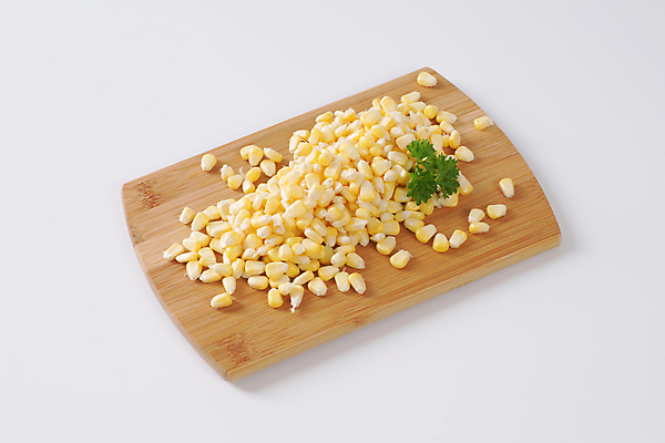 포토 JPG 해외이미지 실내 옥수수 사람없음 흰배경 나무도마 옥수수알갱이 해외202004 해외202105 해외포토 백그라운드 곡류 도마 내부 목재 흰색 파일형식