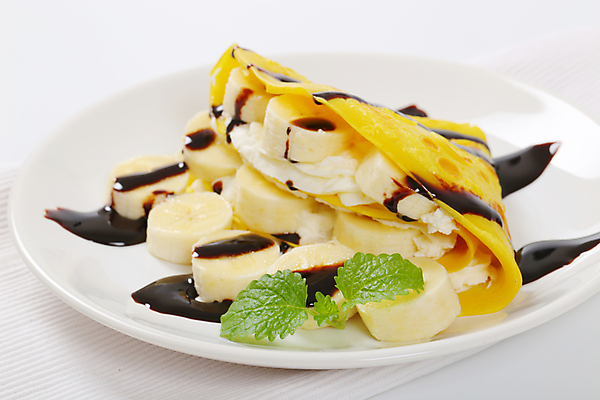 포토 JPG 해외이미지 접시 바나나 실내 사람없음 달콤 민트 흰배경 생크림 초코시럽 크레이프 해외202004 해외202105 해외포토 식기 백그라운드 과일 디저트 내부 초콜릿 흰색 맛 허브 크림 시럽 파일형식