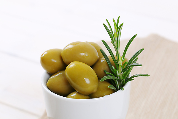 포토 JPG 해외이미지 스튜디오촬영 그릇 실내 사람없음 흰배경 올리브 담기 로즈메리 올리브절임 해외202004 해외202105 해외포토 식기 열매 백그라운드 모션 내부 흰색 허브 절임 파일형식