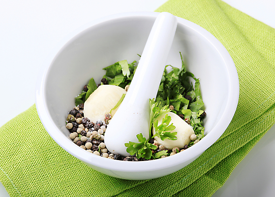 포토 JPG 해외이미지 음식 파슬리 마늘 씨앗 사람없음 초록색 손상 흰색 신선 양념 사발 허브 향신료 냅킨 날것 그라인더 성분 막자 백자 음식준비 페스토 해외202004 해외202105 해외포토 식물 컬러 컨셉 채소 도자기 사기그릇 소스_음식 준비 커피용품 향미료 파일형식