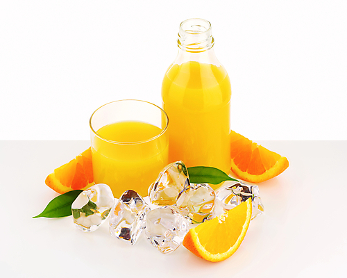 포토 JPG 해외이미지 스튜디오촬영 오렌지 유리병 잔 실내 사람없음 얼음 오렌지주스 흰배경 해외202004 해외202105 해외포토 자연요소 식기 백그라운드 과일 병_용기 내부 흰색 과일주스 파일형식