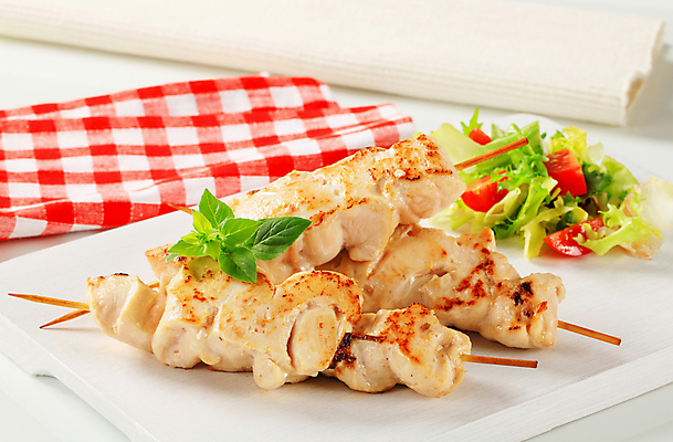 포토 JPG 해외이미지 음식 조각 토마토 채소 도마 육류 요리 사람없음 목재 치킨 샐러드 신선 고명 막대기 꼬치 그릴 상추 굽기 저지방 해외202004 해외202105 해외포토 나무 식재료 재료 주방용품 기름 구이 닭고기요리 파일형식 식물 생활용품 오브젝트