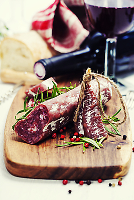 포토 JPG 해외이미지 와인잔 단면 실내 사람없음 식탁보 레드와인 와인병 흰배경 노끈 로즈메리 나무도마 살라미 통후추 해외202004 해외포토 줄 백그라운드 술잔 병_용기 도마 내부 목재 와인 흰색 허브 후추 파일형식