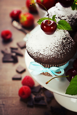 포토 JPG 해외이미지 딸기 실내 사람없음 아웃포커스 초콜릿 체리 달콤 컵케이크 민트 받침대 나무바닥 산딸기 슈가파우더 초코맛 해외202004 해외포토 과일 디저트 바닥 촬영기법 내부 케이크 맛 허브 파일형식