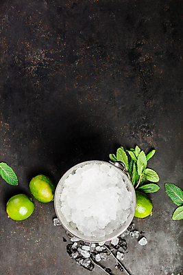 포토 JPG 해외이미지 검은배경 집게 사람없음 하이앵글 얼음 민트 칵테일잔 라임 모히토 카피스페이스 해외202004 해외포토 자연요소 뷰포인트 백그라운드 술잔 과일 검은색 공백 칵테일 허브 파일형식