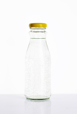 포토 JPG 해외이미지 실내 사람없음 물 물병 흰배경 한병 해외202004 해외202105 해외포토 자연요소 1 백그라운드 내부 흰색 물통 병_담는 파일형식