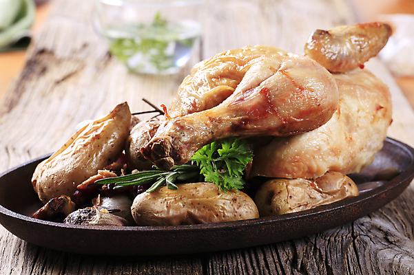 포토 JPG 해외이미지 접시 음식 채소 양파 감자 육류 요리 사람없음 목재 검은색 식사 저녁식사 치킨 시골 인스턴트 굽기 로즈메리 점심식사 메인요리 해외202004 해외202105 해외포토 나무 식기 컬러 식재료 재료 구이 허브 닭고기요리 파일형식