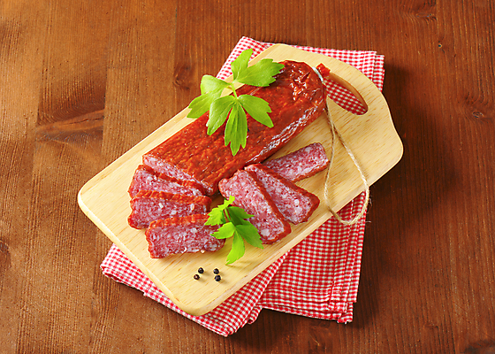 포토 JPG 해외이미지 스튜디오촬영 음식 도마 육류 돼지고기 사람없음 소고기 향신료 슬라이스 머리위 후추 직사각형 살라미 편육 해외202004 해외202105 해외포토 도형 식재료 주방용품 실내 향미료 파일형식 생활용품 내부 양념 오브젝트