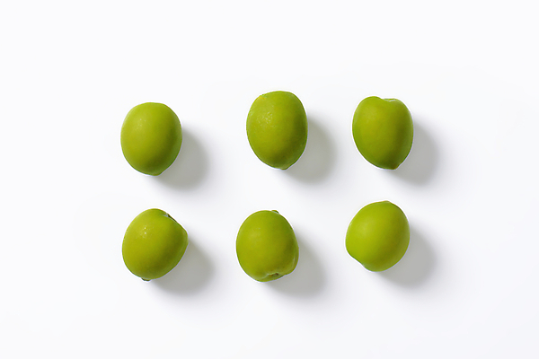 포토 JPG 해외이미지 스튜디오촬영 실내 사람없음 하이앵글 여러개 흰배경 올리브 일렬 해외202004 해외202105 해외포토 열매 뷰포인트 다수 백그라운드 내부 흰색 파일형식
