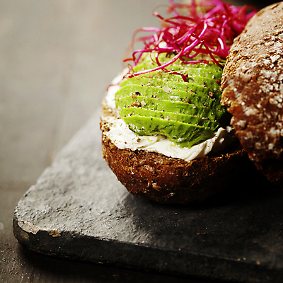 포토 JPG 해외이미지 빵 실내 근접촬영 사람없음 이탈리아음식 애피타이저 아보카도 돌판 브루스케타 해외202004 해외포토 음식 뷰포인트 과일 서양음식 내부 돌_바위 파일형식