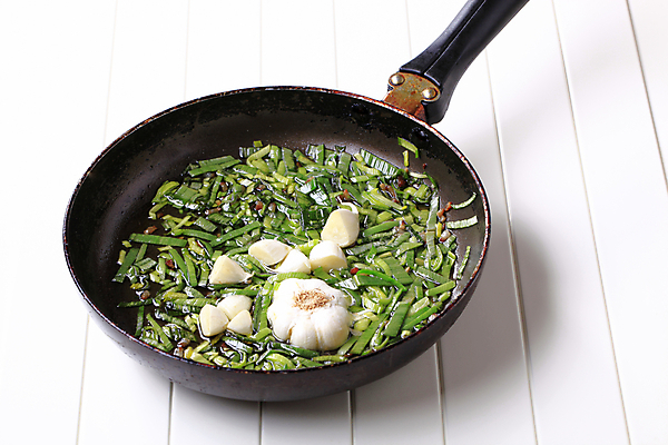 포토 JPG 해외이미지 채소 마늘 요리 사람없음 신선 프라이팬 부추 파 성분 음식준비 개조 해외202004 해외202105 해외포토 주방용품 준비 파일형식