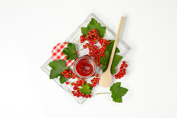 포토 JPG 해외이미지 스튜디오촬영 유리병 실내 사람없음 하이앵글 흰배경 나무숟가락 과일잼 과일젤리 나무도마 레드커런트 해외202004 해외202105 해외포토 열매 뷰포인트 백그라운드 병_용기 도마 내부 목재 숟가락 흰색 잼 젤리 파일형식