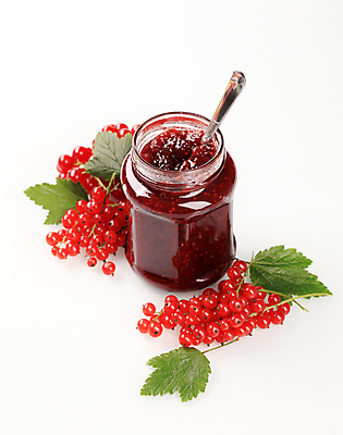 포토 JPG 해외이미지 스튜디오촬영 잎 유리병 실내 사람없음 숟가락 흰배경 과일잼 레드커런트 해외202004 해외202105 해외포토 식물 열매 백그라운드 병_용기 수저 내부 흰색 잼 파일형식