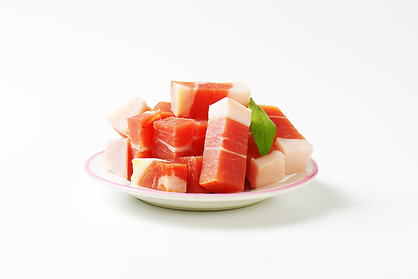 포토 JPG 해외이미지 스튜디오촬영 음식 조각 육류 돼지고기 사람없음 주사위 흰배경 햄 베이컨 흙더미 훈제 치유 프로슈토 해외202004 해외202105 해외포토 식재료 실내 흙 흰색 파일형식 더미 컬러 내부