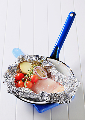 포토 JPG 해외이미지 음식 토마토 채소 양파 감자 도마 육류 사람없음 파란색 치킨 신선 날것 머리위 성분 백리향 음식준비 해외202004 해외202105 해외포토 컬러 식재료 주방용품 준비 닭고기요리 파일형식