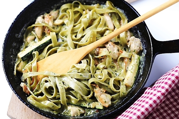 포토 JPG 해외이미지 음식 파스타 육류 요리 사람없음 치킨 면 프라이팬 크림 묘사 머리위 주걱 레시피 음식준비 주키니 주키니호박 페투치네 해외202004 해외202105 해외포토 식재료 주방용품 서양음식 준비 닭고기요리 파스타면 파일형식