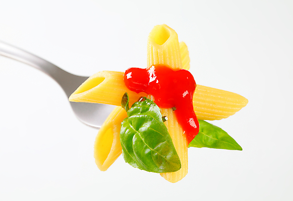 포토 JPG 해외이미지 스튜디오촬영 음식 포크 재료 파스타 요리 사람없음 금속 조미료 케첩 허브 바질 토마토소스 삶기 펜네 해외202004 해외202105 해외포토 식물 식기 재질 서양음식 실내 소스_음식 향미료 파일형식