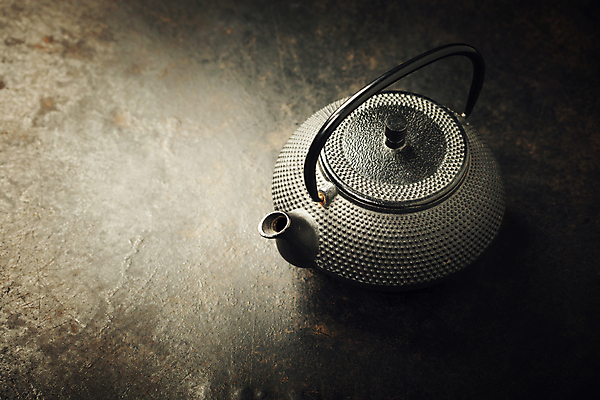 포토 JPG 해외이미지 검은배경 실내 사람없음 다기 찻주전자 카피스페이스 해외202004 해외포토 백그라운드 주전자 내부 검은색 공백 다도 파일형식