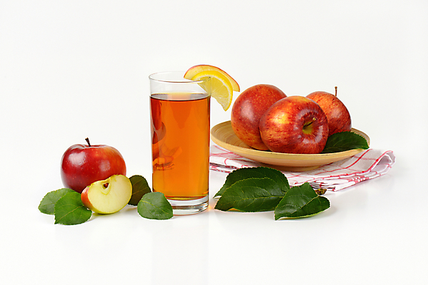 포토 JPG 해외이미지 스튜디오촬영 잎 잔 실내 사람없음 식탁보 사과 레몬 흰배경 나무접시 사과주스 해외202004 해외202105 해외포토 식물 식기 접시 백그라운드 과일 내부 흰색 과일주스 파일형식