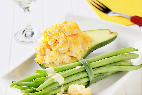 포토 JPG 해외이미지 접시 음식 채소 건강 사람없음 계란 식사 흰색 신선 아침식사 유기농 날것 아보카도 꼬투리 채식주의자 해외202004 해외202105 해외포토 식기 웰빙 컬러 과일 알 채식 파일형식