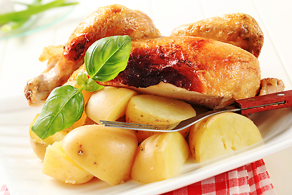 포토 JPG 해외이미지 접시 음식 포크 날개 채소 감자 육류 요리 사람없음 식사 저녁식사 치킨 그릴 가슴 굽기 묘사 준비 반쪽 점심식사 드럼스틱 메인요리 삶기 해외202004 해외202105 해외포토 식기 식재료 주방용품 신체부위 구이 닭고기요리 파일형식