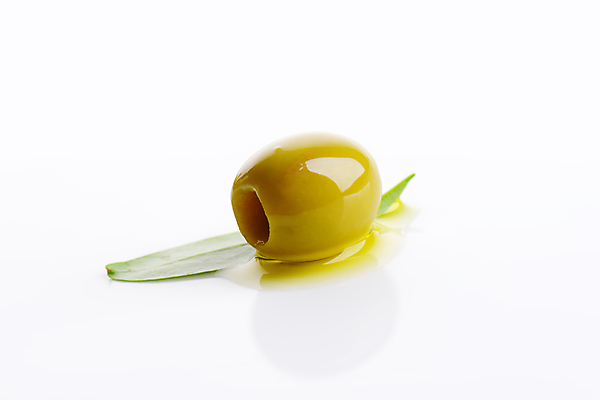 포토 JPG 해외이미지 스튜디오촬영 실내 사람없음 올리브오일 흰배경 올리브 올리브잎 올리브절임 해외202004 해외202105 해외포토 열매 백그라운드 잎 내부 흰색 기름_음식 절임 파일형식