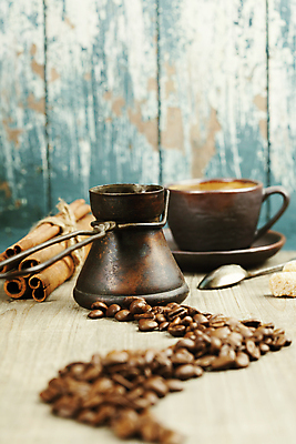 포토 JPG 해외이미지 커피 실내 사람없음 숟가락 원두 커피잔 커피포트 컵받침 파란배경 터키문화 시나몬스틱 해외202004 튀르키예 해외포토 동양문화 아시아 음료 외국문화 백그라운드 주전자 잔 수저 내부 파란색 받침대 시나몬 파일형식