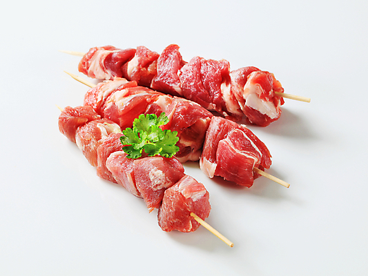 포토 JPG 해외이미지 스튜디오촬영 음식 조각 육류 돼지고기 사람없음 신선 꼬치 흰배경 날것 케밥 생식 음식준비 해외202004 해외202105 해외포토 백그라운드 식재료 실내 흰색 준비 파일형식
